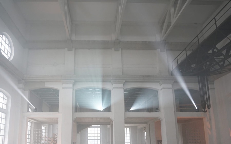 Fasci di luce nella ex Centrale Enel di Daste e Spalenga durante l'allestimento