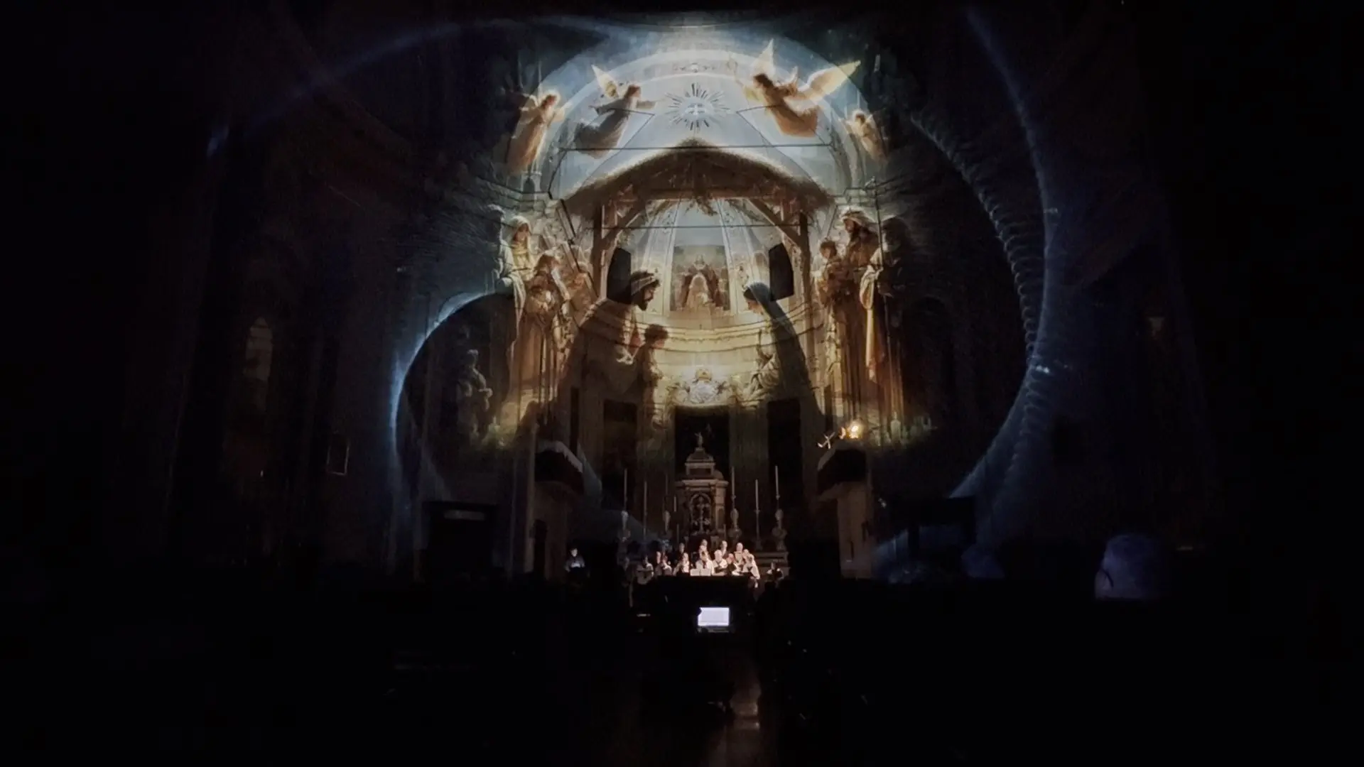 Videomapping proiettato sull'abside di una chiesa durante Luccicanti